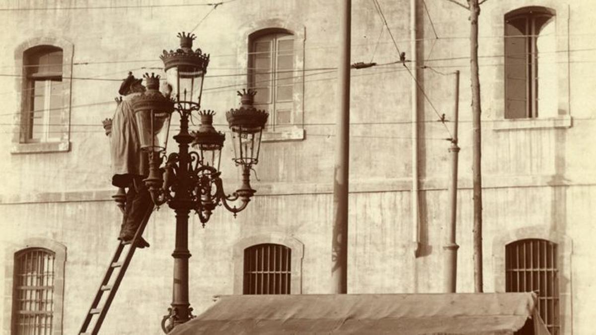 Contra  Barcelona iluminacion farolas Operaris arreglant un fanal de la Rambla el 1907 (Arxiu Fotogràfic de Barcelona)