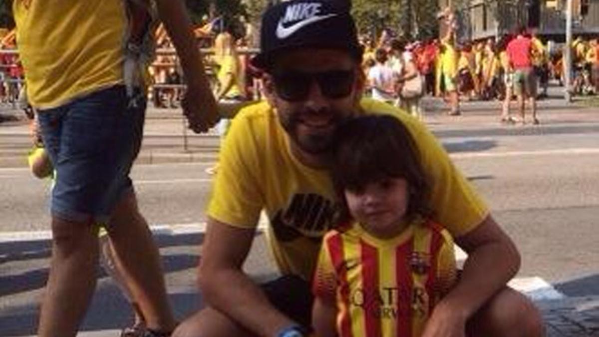 Gerard Piqué junto a su hijo Milan durante la Diada