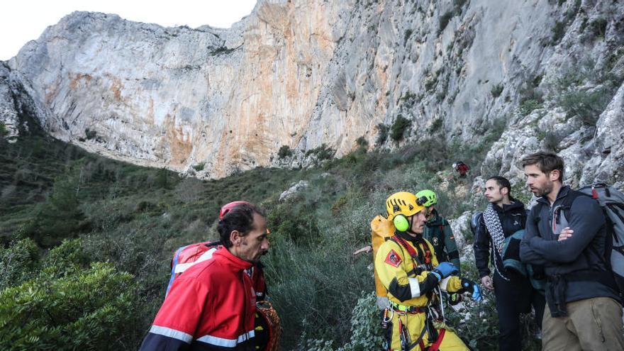 El compañero de cordada de la víctima, a la izquierda, junto a algunos de los efectivos que han participado en el rescate.