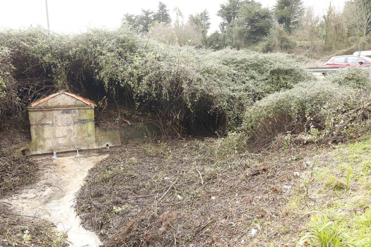 La histórica fuente de Contrueces, en Gijón, de nuevo a la vista gracias al trabajo e iniciativa de los vecinos (en imágenes)