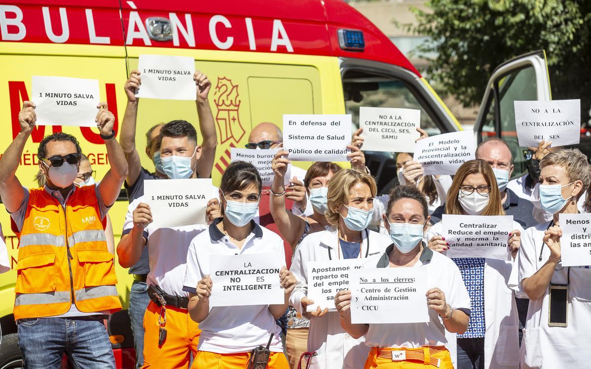 Representantes sindicales y profesionales sanitarios en una protesta por la centralización del CICU
