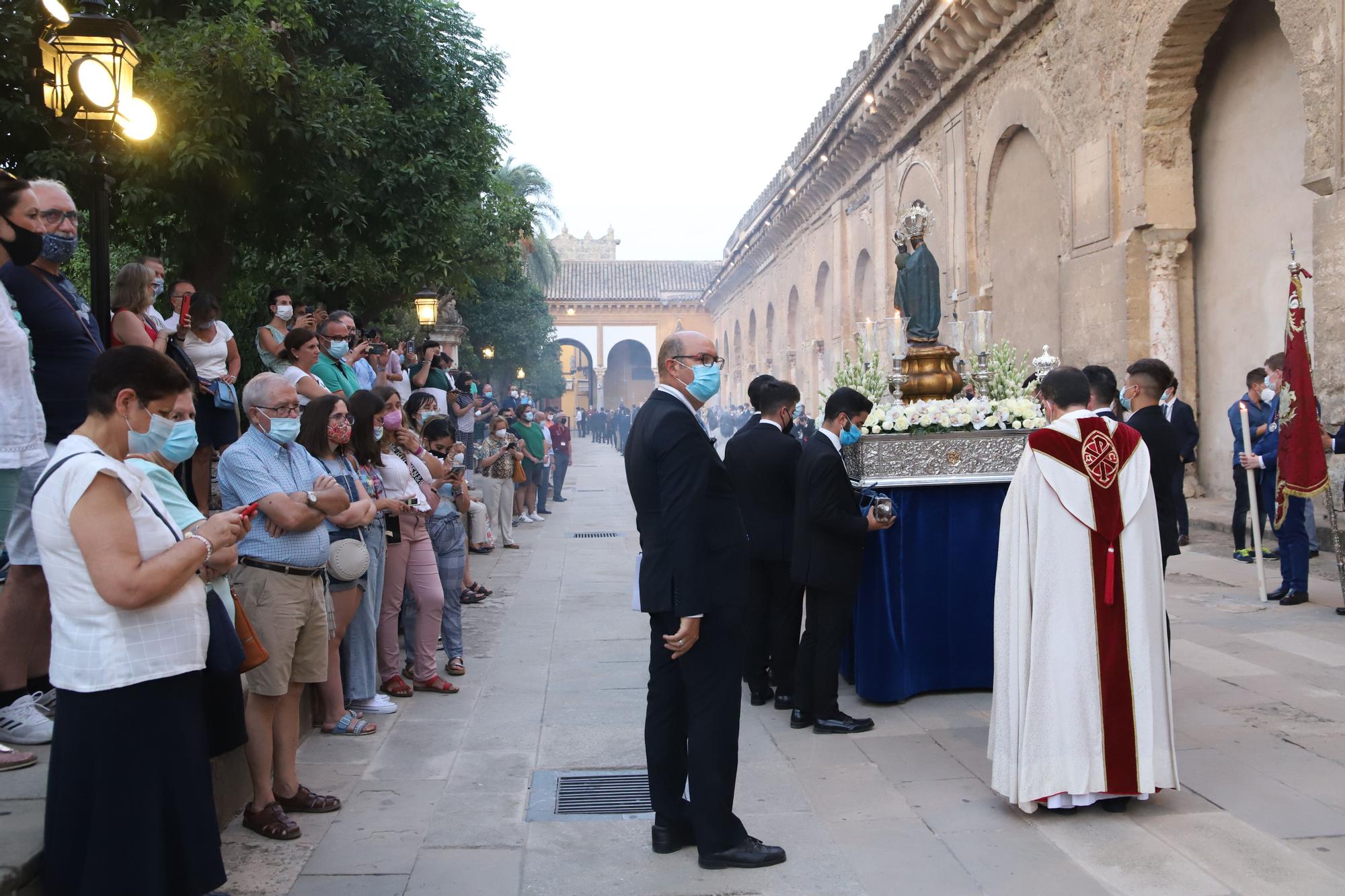 El Vía Lucis de la Virgen de la Fuensanta recoore el Patio de los Naranjos