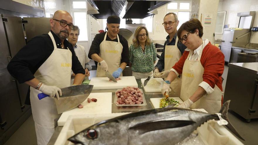 El marmitaco más solidario, para 150, en la Cocina Económica de Oviedo