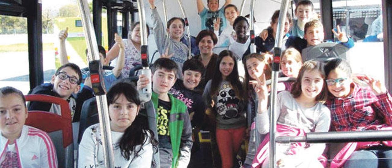 Escolares do CEIP Párroco Don Camilo durante a súa visita ás instalacións de Vitrasa.