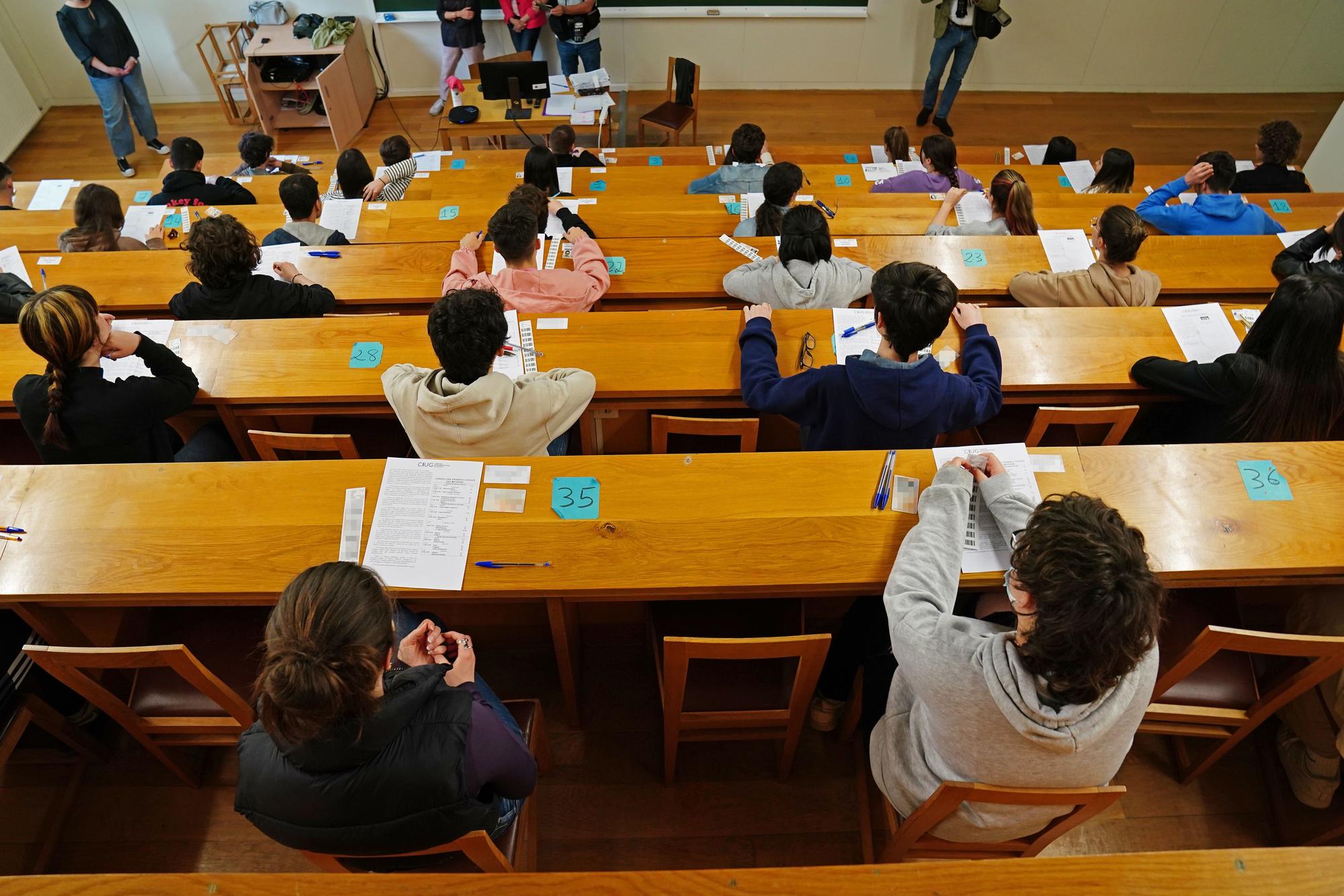 Un grupo de jóvenes hace el examen de acceso a la universidad en Santiago de Compostela.