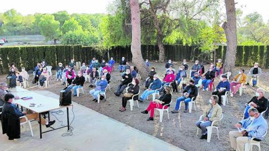 La presentación del libro reunió a un numeroso público con las medidas anti-covid. | LEVANTE-EMV