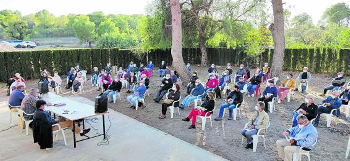La presentación del libro reunió a un numeroso público con las medidas anti-covid. | LEVANTE-EMV