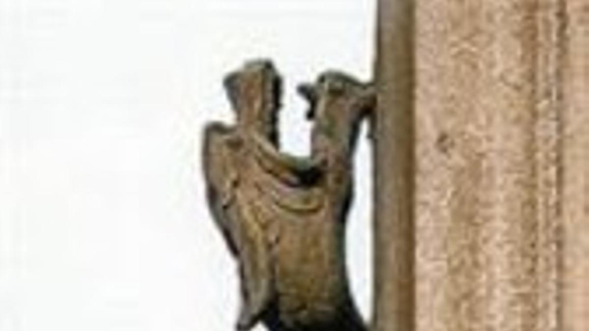 DRAGONES 3 Arriba, de izquierda a derecha: portalón de la finca Güell, en Pedralbes, 15; dragón del Palau Baró de Quadras, en Diagonal, 373, y reja de Can Balaciart, en Pi i Margall, 55. A la izquierda, otro dragón del Palau Baró de Quadras.