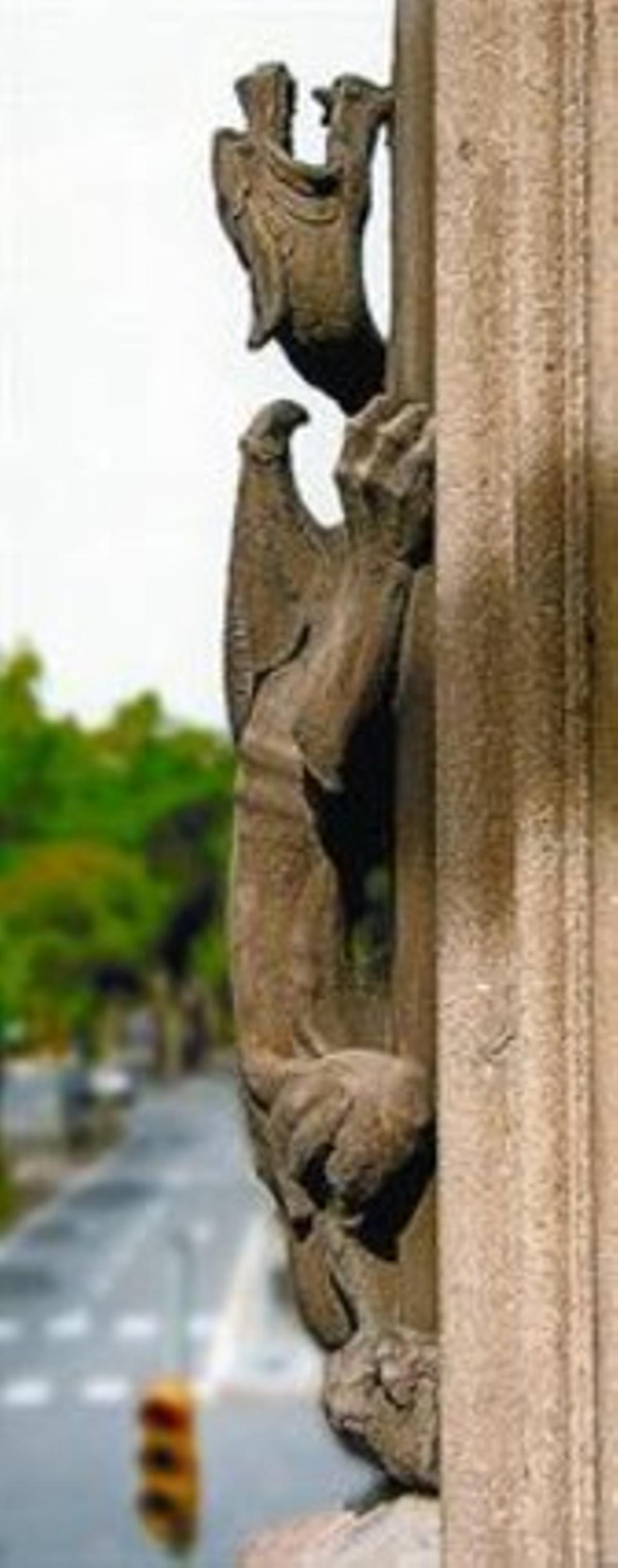 DRACS 3 A dalt, d’esquerra a dreta: portalada de la finca Güell, a Pedralbes, 15; drac del Palau Baró de Quadras, a la Diagonal, 373, i reixa de Can Balaciart, a Pi i Margall, 55. A l’esquerra, un altre drac del Palau Baró de Quadras. DRACS 3 A dalt, d’esquerra a dreta: portalada de la finca Güell, a Pedralbes, 15; drac del Palau Baró de Quadras, a la Diagonal, 373, i reixa de Can Balaciart, a Pi i Margall, 55. A l’esquerra, un altre drac del Palau Baró de Quadras.