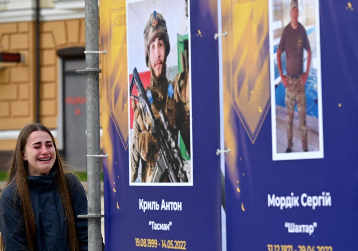 Exposición al aire libre Regimiento Azov - Ángeles de Mariupol en el centro de Kiev para conmemorar el Día de los Defensores de Ucrania el 14 de octubre de 2022, en medio de la invasión rusa de Ucrania