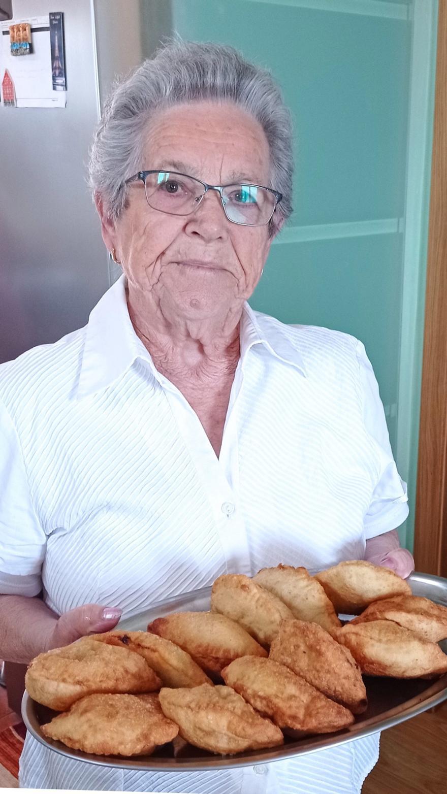 Julia Sueiro con sus empanadillas en Priegue.