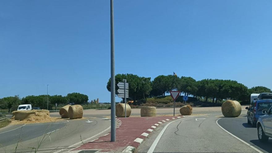 Un tractor amb remolc perd la carrega de bales de palla a Fortià