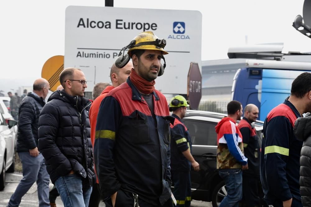 Quema de neumáticos en Alcoa por el cierre