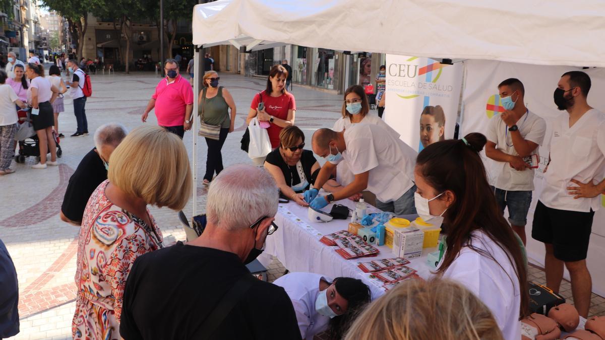 Una imagen de la carpa ubicada frente al Ayuntamiento de Elche.