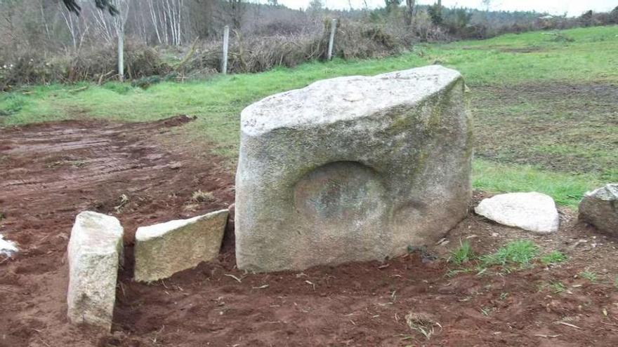 Sellan y rellenan la superficie escavada en el Altar do Sol|  Miembros del equipo de arqueólogos que llevó a cabo el año pasado las excavaciones en el Altar do Sol, en la parroquia lalinense de Parada, han procedido ahora al sellado de la zona afectada. Los trabajos, realizados en los primeros días del presente mes, consistieron en la colocación de fibra geotextil en el fondo de la zona excavada y el posterior relleno de la misma con la tierra procedente de las prospecciones y amontonada junto al megalito. De esta forma, concluye la primera actuación desarrollada por la Consellería de Cultura para la recuperación del bien.