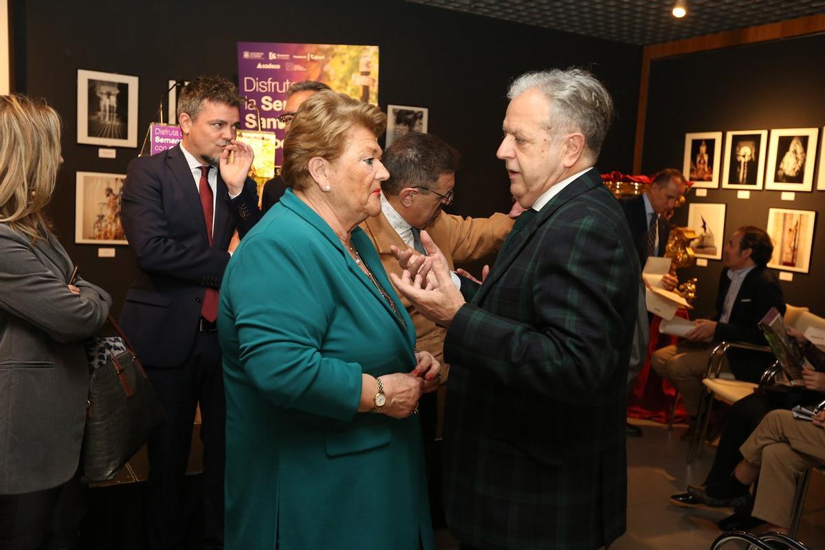 La presidenta de la Agrupación de Cofradías, Olga Caballero, conversa con Salvador Fuentes.