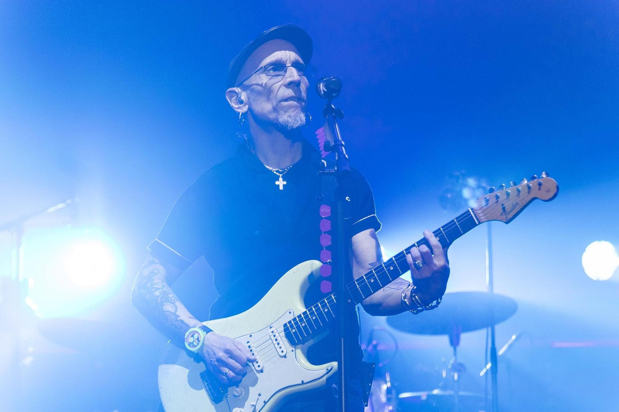 El Multiusos Fontes do Sar a los pies de Fito y sus fitipaldis