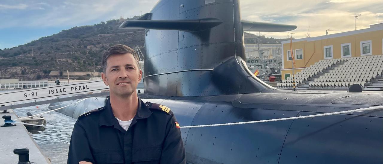 El comandante Corral Iranzo junto al submarino Isaac Peral S-81.