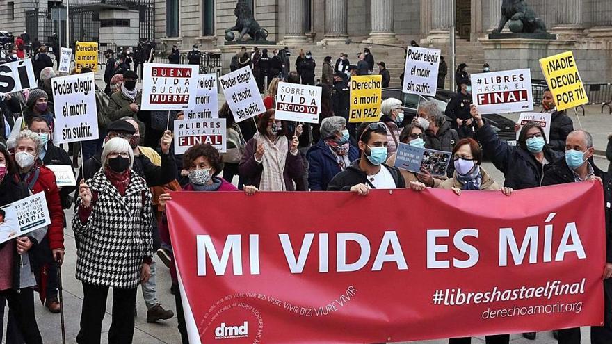 Desenes de persones celebren l&#039;aprovació de la llei de l&#039;eutanàsia