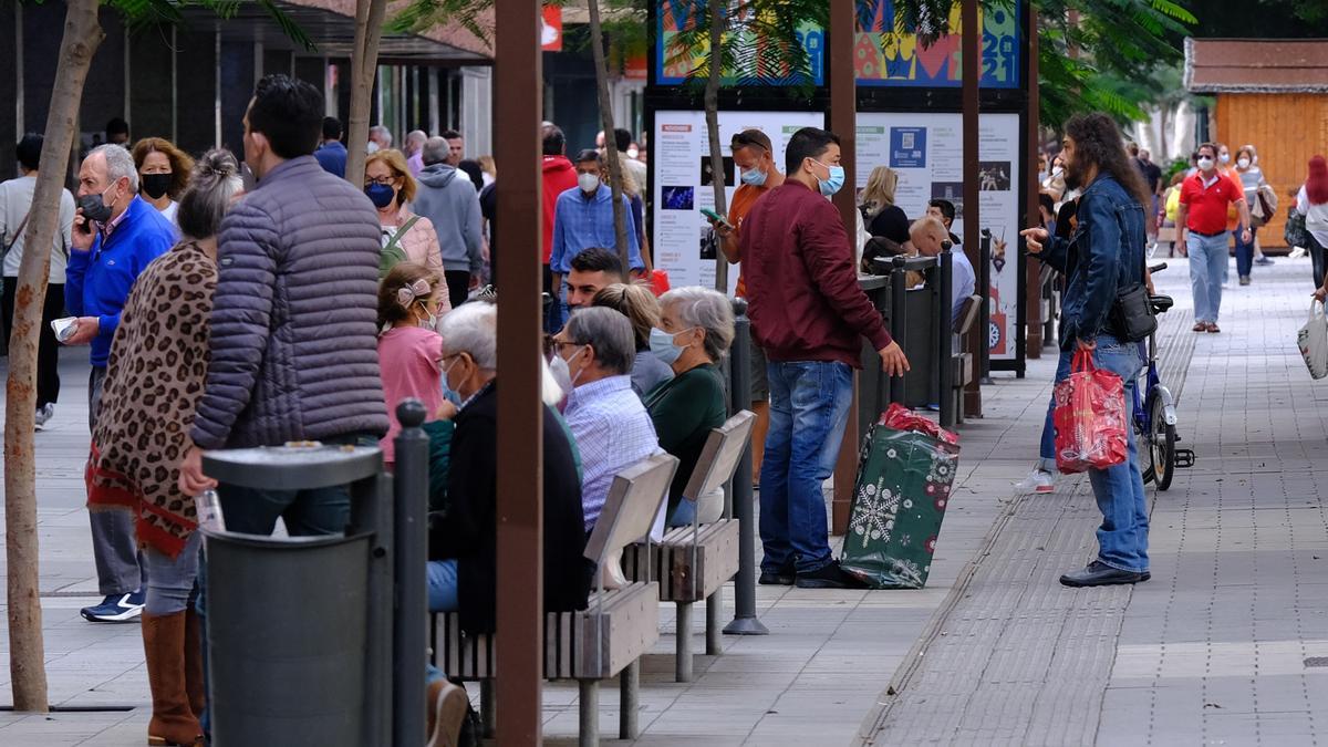 Ciudadanos en la zona comercial de Mesa y López.