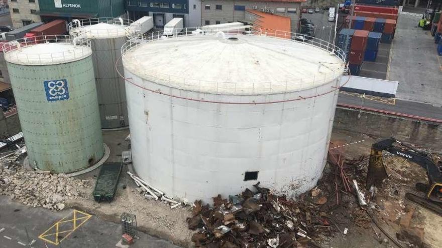 Arrancan por Cepsa los derribos de silos que aliviarán la falta de espacio en muelles comerciales