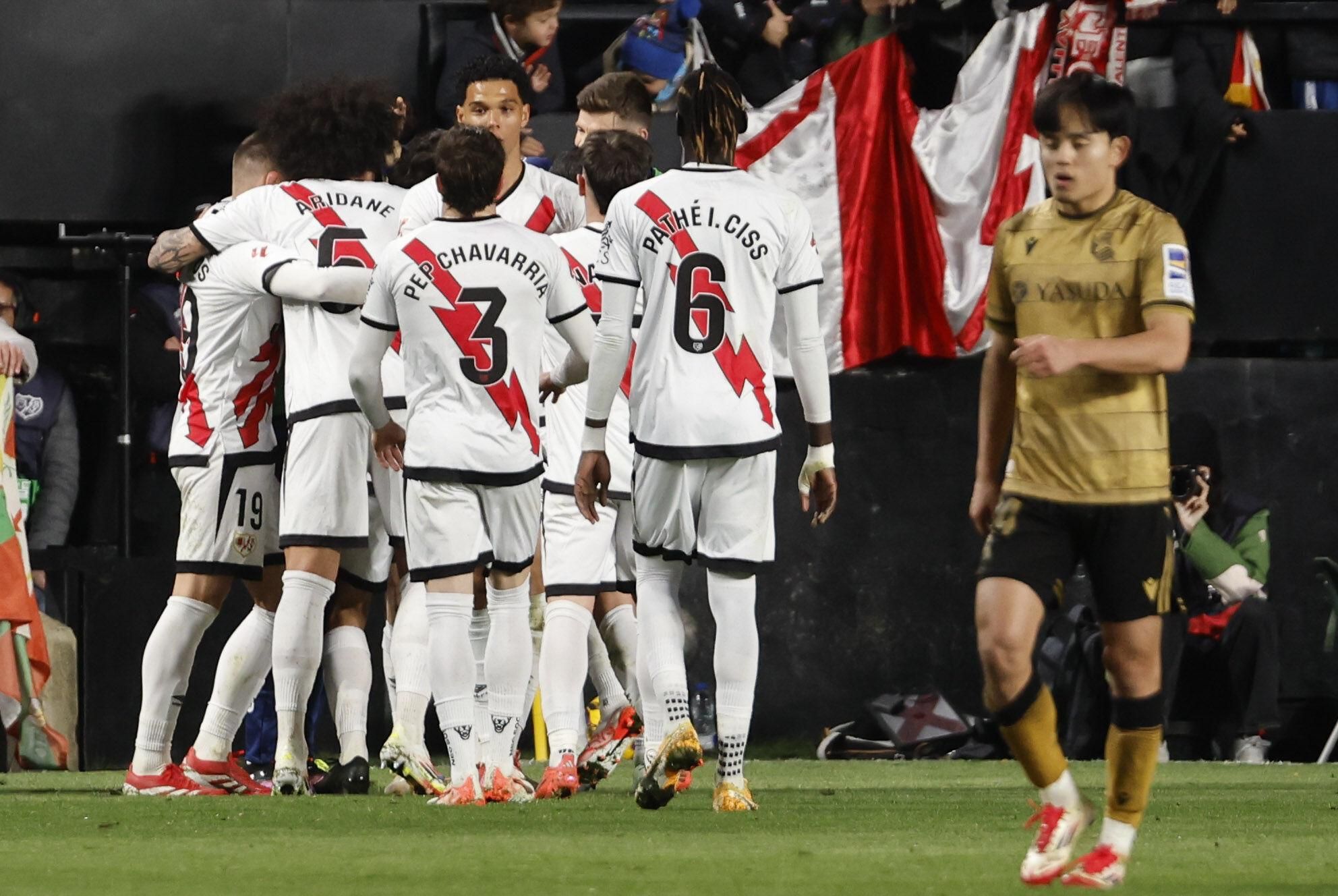 MADRID, 16/03/2025.- El centrocampista japonés de la Real Sociedad Take Kubo (d) tras encajar su equipo uno de sus goles durante el encuentro correspondiente a la jornada 28 de Laliga EA Sports que disputan hoy domingo Rayo y Real Sociedad en el estadio de Vallecas, en Madrid. EFE / Sergio Perez.