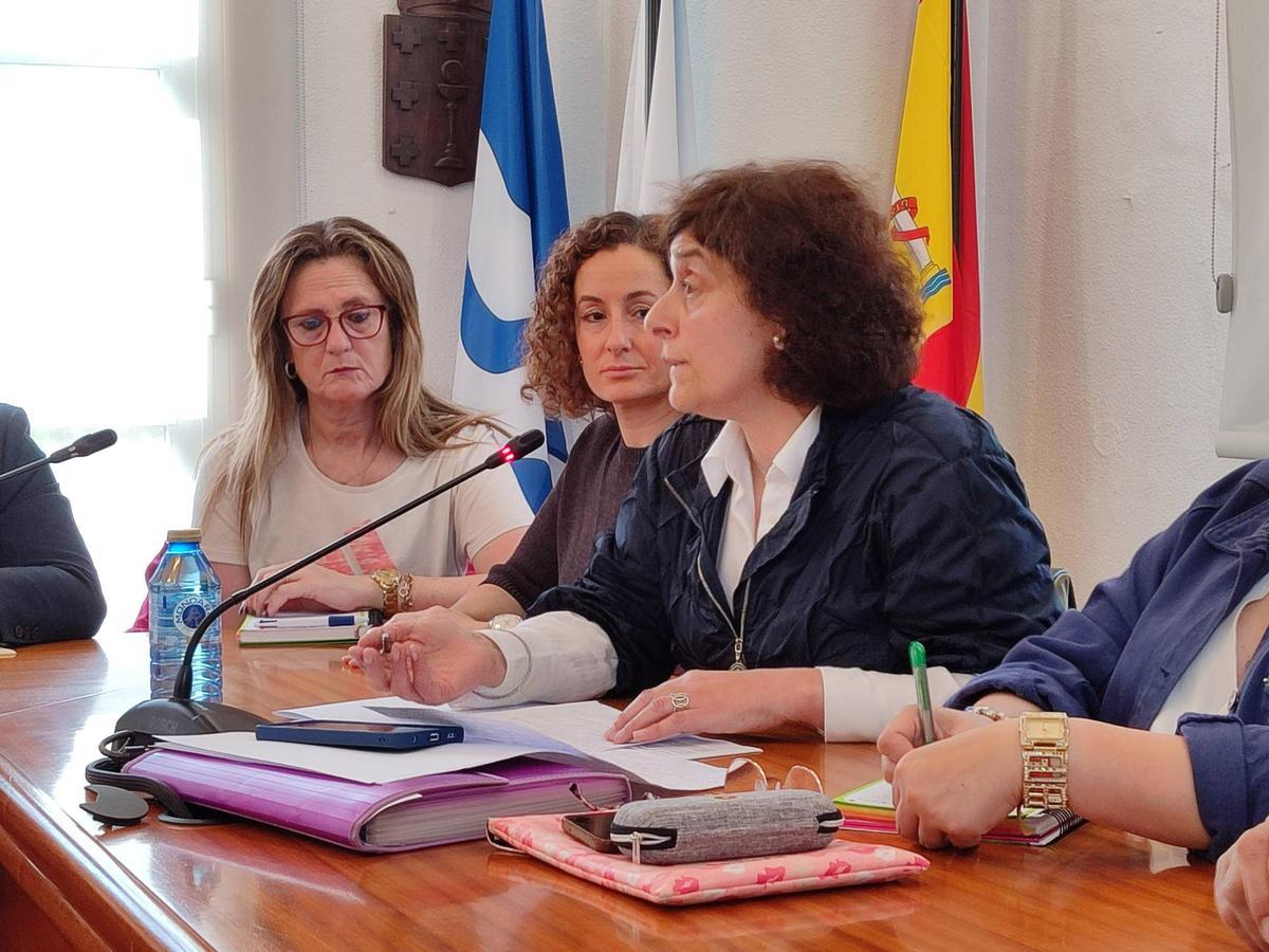 La portavoz del PP de Bueu, Elena Estévez, interviene durante el pleno extraordinario de este martes sobre la ordenanza fiscal con las tarifas de la piscina de As Lagoas.