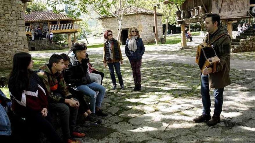 El músico David Varela, tocando el acordeón para estudiantes de Llingua, ayer, en el Muséu del Pueblu d&#039;Asturies.