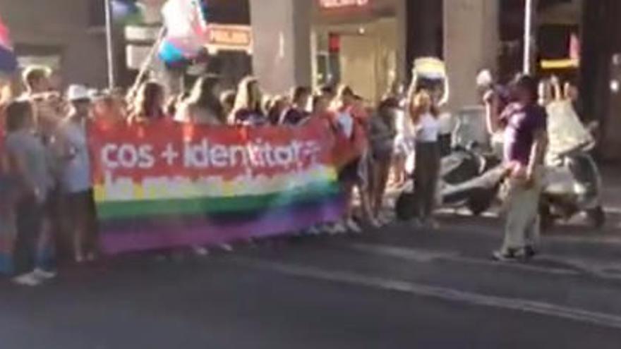 Orgullo 2017: Una marea marcha en Palma bajo la bandera arcoiris