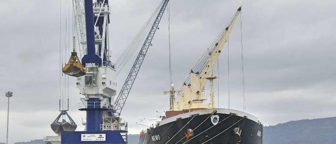 Un buque mercante en el Puerto de Marín. // Santos Álvarez