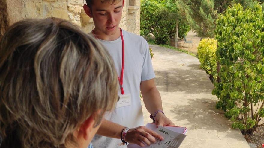 Voluntari explicant els beneficis de millorar el sistema de reciclatge | CONSELL COMARCAL