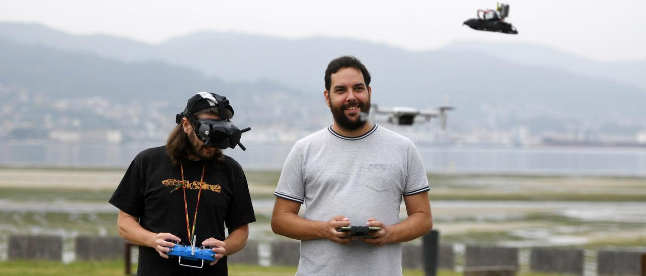 Álex Rodríguez y Diego González dirigen sus drones en A Seca, Poio