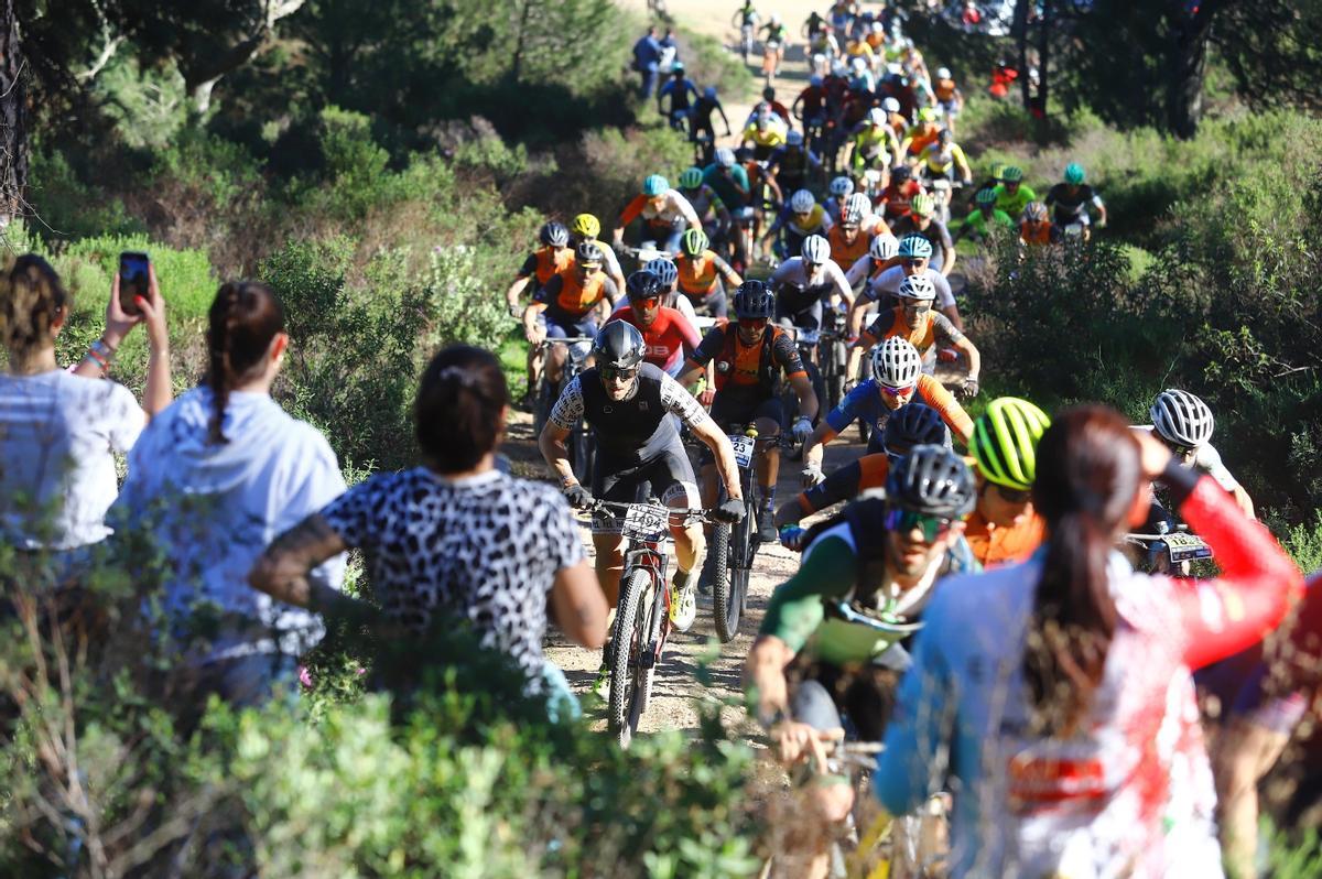 Un grupo de ciclistas, en el recorrido de la edición del 2025.