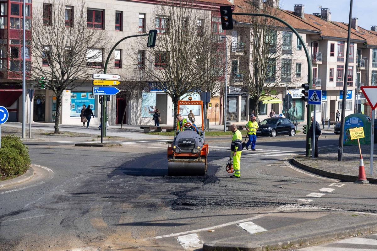 Máquinas trabajando este lunes para reparar el firme en la rúa San Lázaro, en Santiago