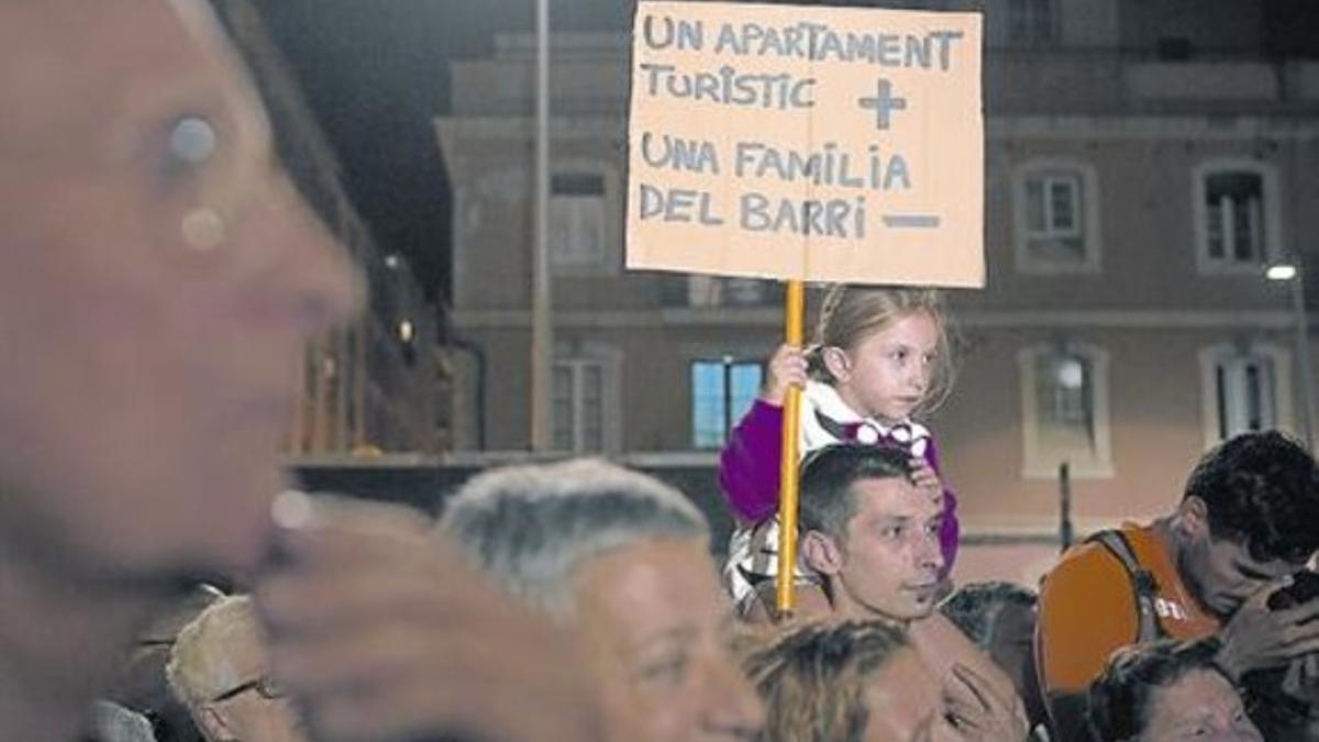 Manifestación en la Barceloneta contra el turismo de borrachera, el pasado jueves.