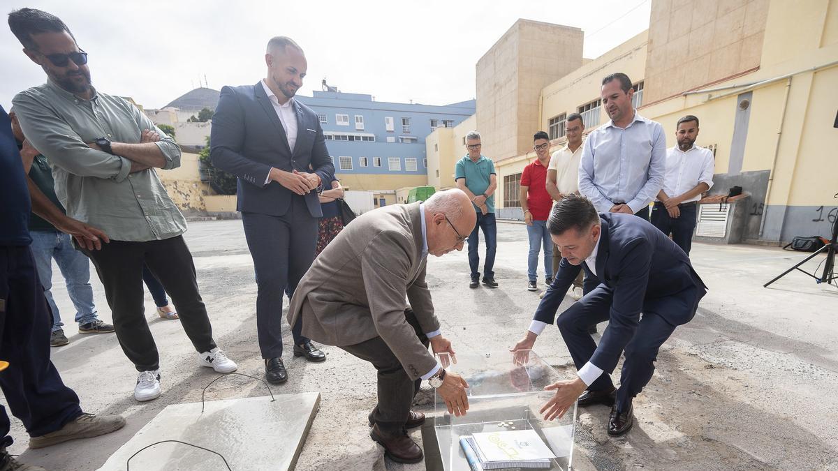 Colocación de la primera piedra del edificio de aparcamientos en el IES Saulo Torón