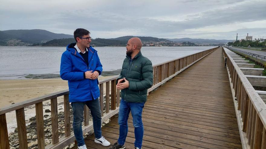 Los socialistas Manuel Pazos 
e Iván Puentes, ayer en el 
paseo a Marín.   | // FDV