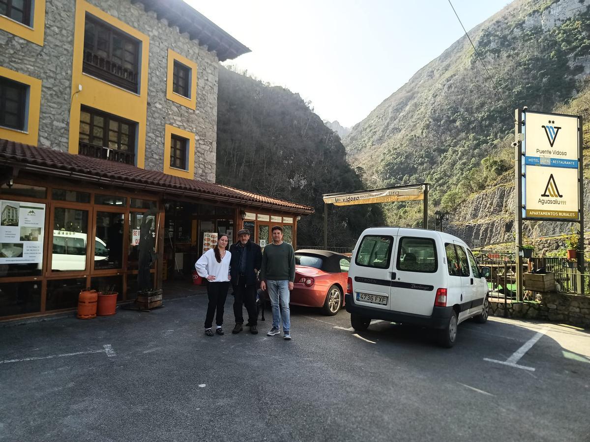 Por la izquierda, Barbara Castro (camarera), Carlos Cayarga (camarero) y Gabriel Iglesias, gerente del Hotel Puente Vidosa