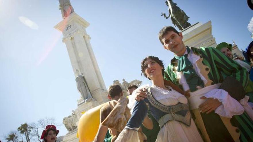 «Els Comediants» festejaron ayer en Cádiz con su espectáculo la Carta Magna que recogía que «el objeto del Gobierno es la felicidad de la nación». | efe
