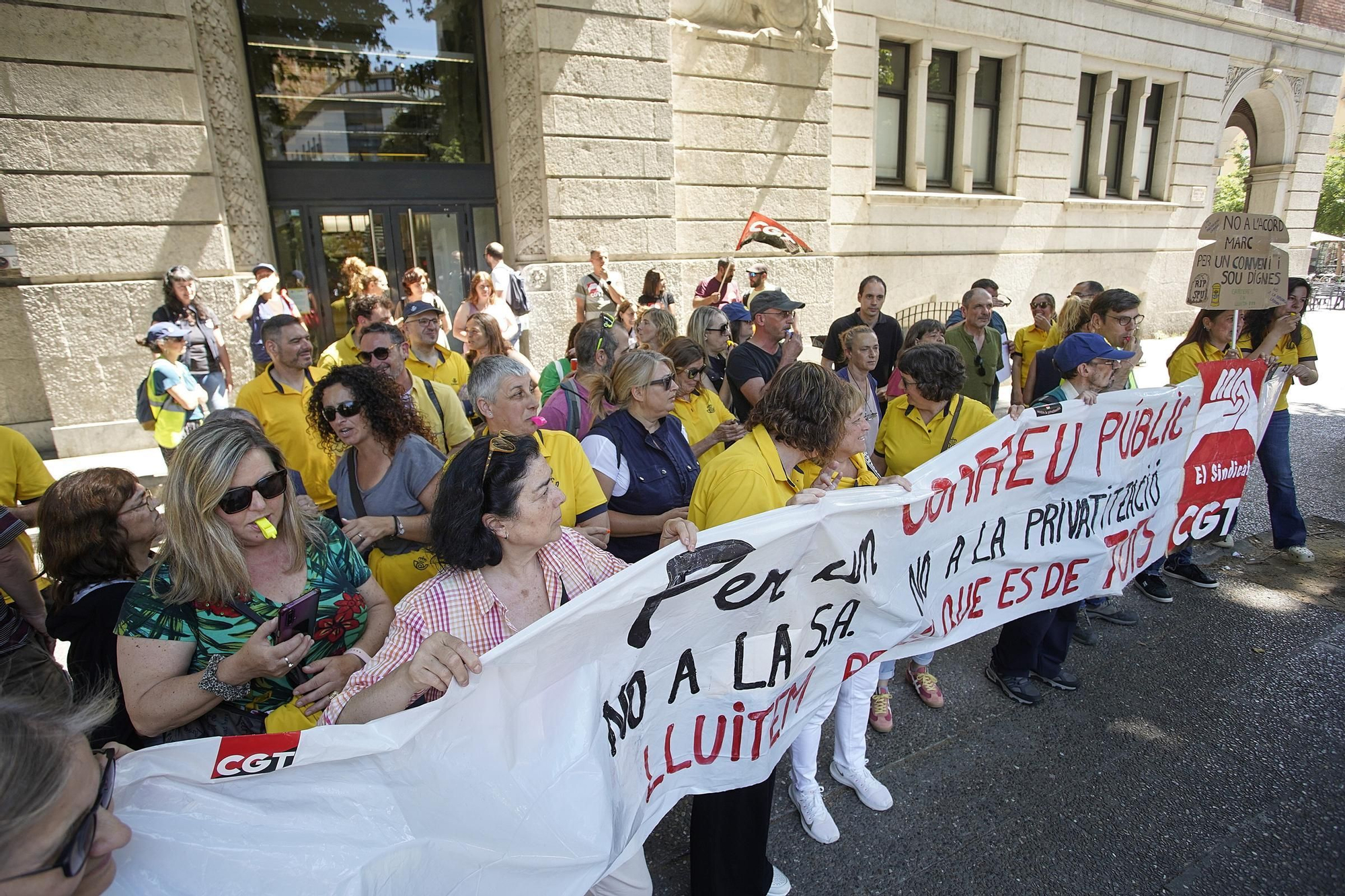 Les fotos de la protesta dels treballadors de Correus a Girona