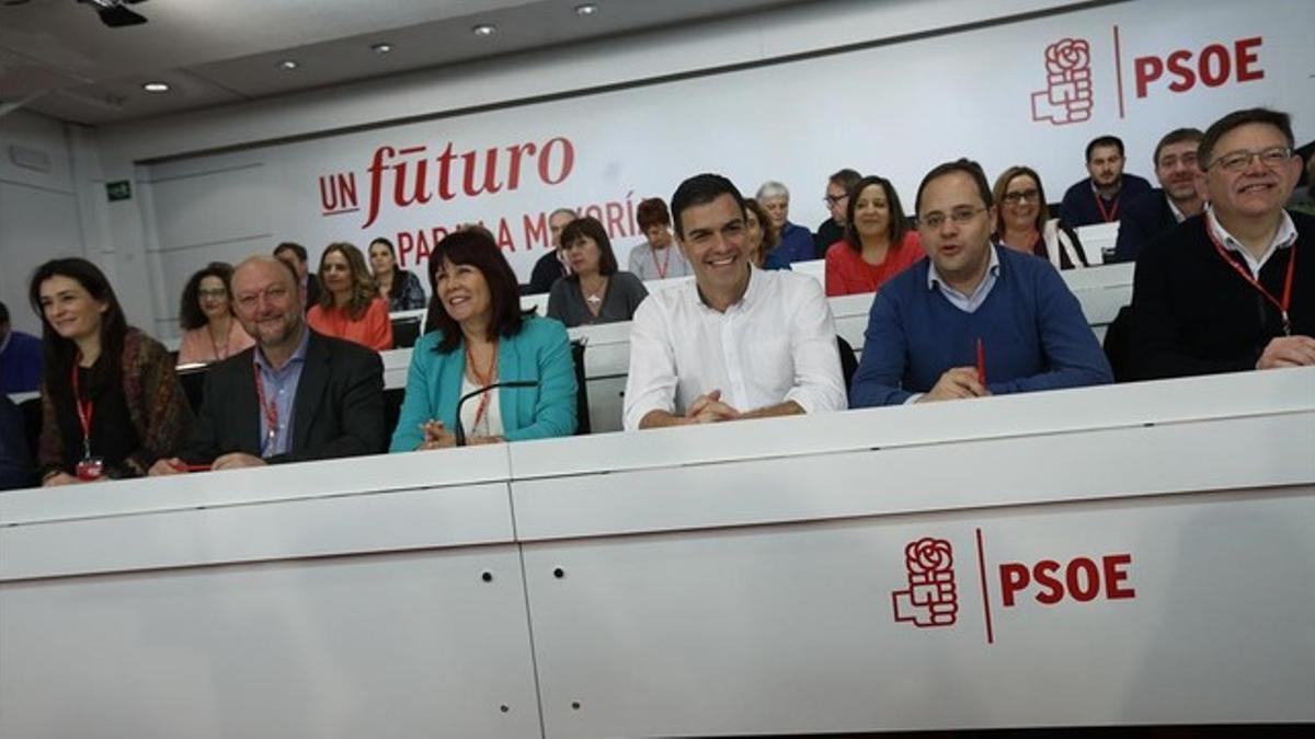 Sánchez, junto a varios miembros de la dirección del PSOE, durante el comité federal del pasado 30 de enero.