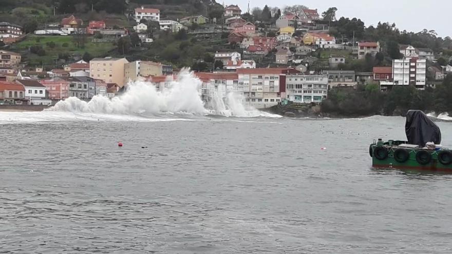 Olas batiendo en el frente marítimo de Bueu.//G.N.