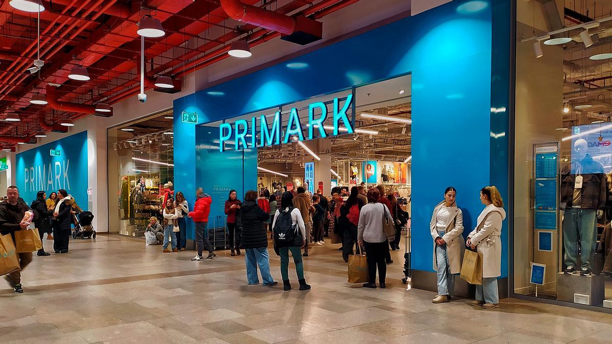 Mañana se esperan colas kilométricas en Primark para conseguir los nuevos vaqueros estilo pantalón chándal de Paula Echevarría: por menos de 20 euros