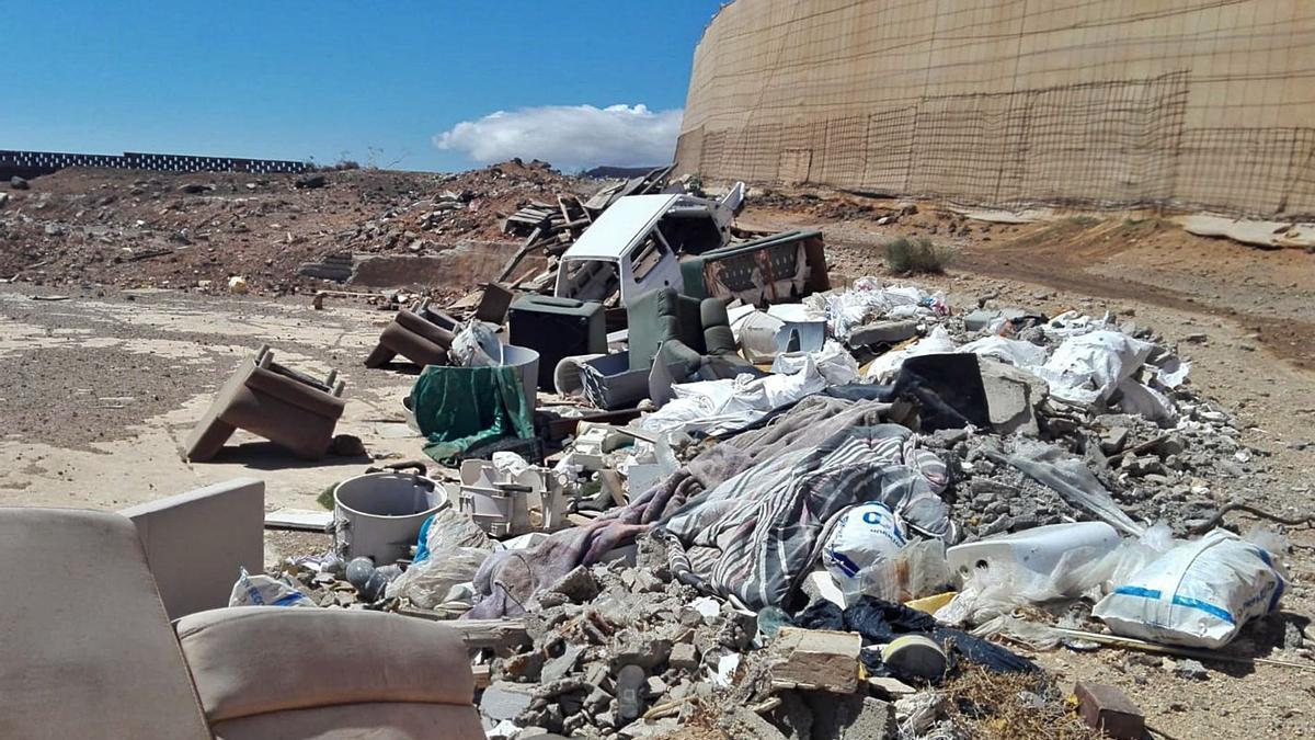 Uno de los vertederos de la decena que existen en la zona agrícola de Los Moriscos, en Ingenio, con el chasis de un coche, sofás, escombros, entre otros, ayer. | | LP/DLP