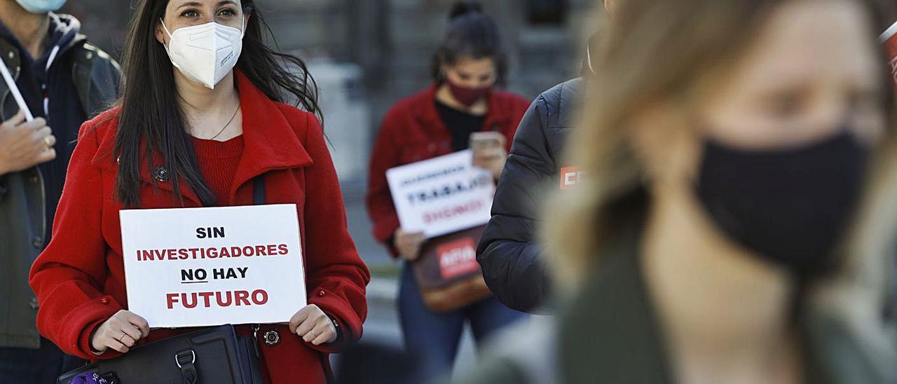 Científicos, ayer, en la concentración de Oviedo. | Luisma Murias