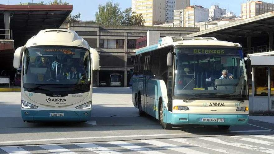 Dos autobuses salen de la estación de A Coruña.