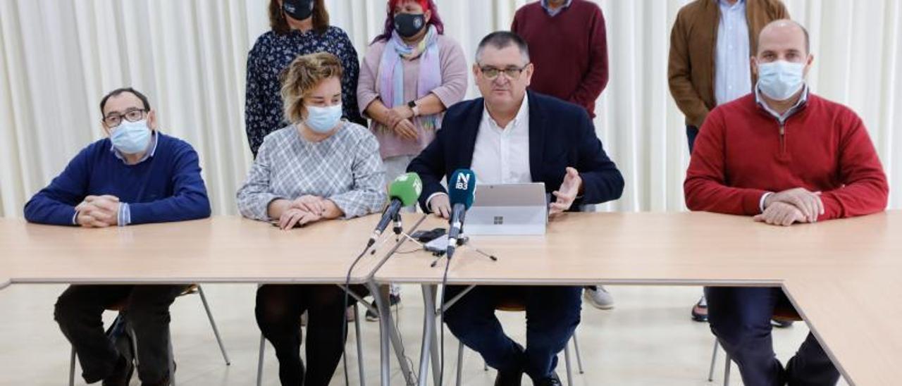 El alcalde de Sant Josep, Àngel Luis Guerrero, con parte del equipo de gobierno, ayer, en la sala de plenos.