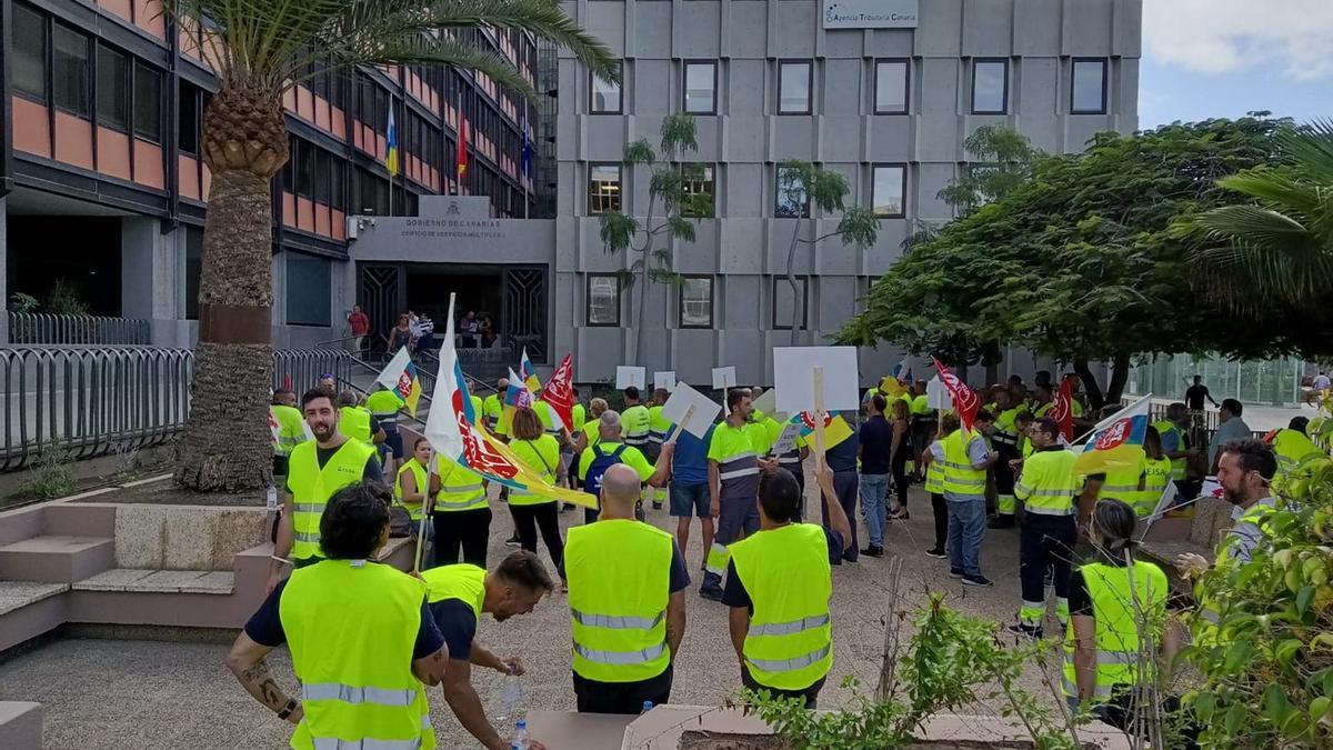 Los trabajadores de la cementera de El Pajar protestan ante "la política de hechos consumados" de Pablo Rodríguez.
