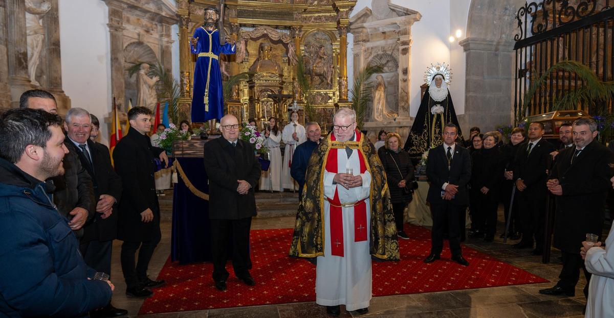 El sacerdote, Alejandro Sanzo, hace unos días en la Colegiata de Salas, durante las celebraciones de Viernes Santo