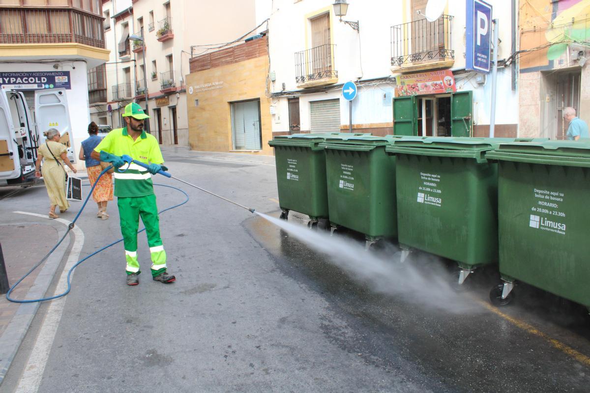 Un operario de limpieza higienizaba la zona de contenedores de la Plaza Arcoíris, este jueves.